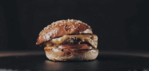 burger sur fond noir appétissant valiseofilms réalisation vidéo